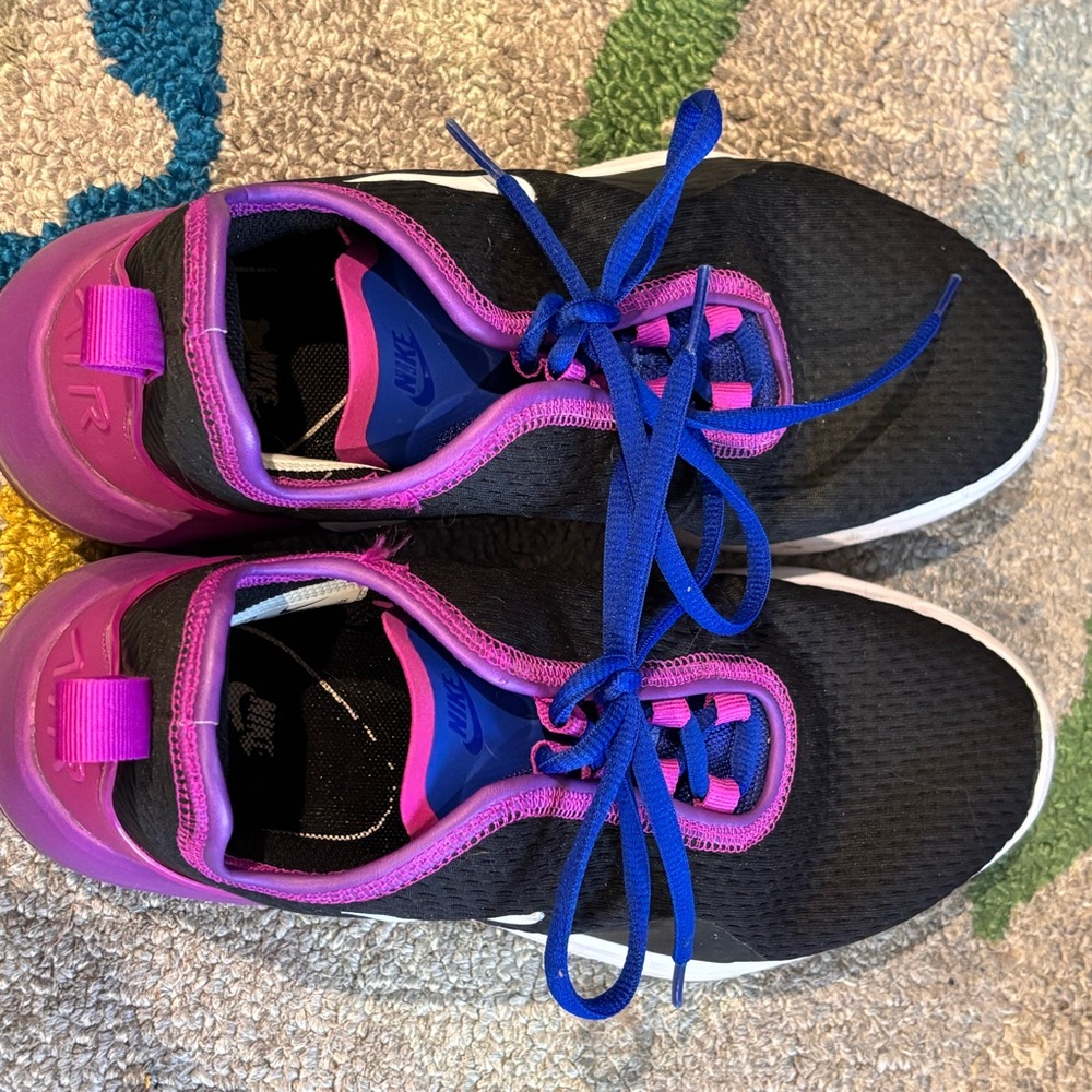 Nike Air Max Motion 2 Running Shoes
Purple Black Women's SZ 7.5 Great Condition.